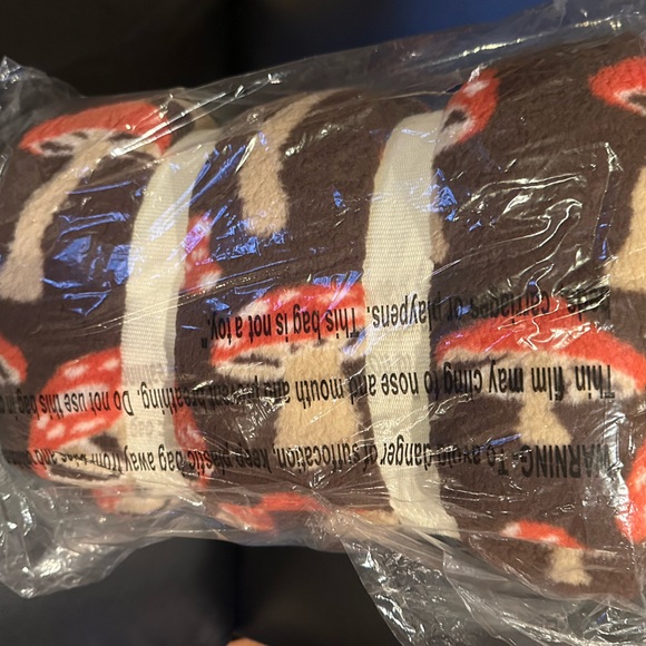 NWT mushroom print Sherpa Blanket - Brand New - Picture 6 of 9